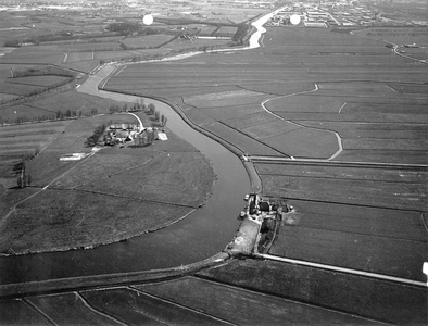 842827 Luchtfoto van de rivier de Eem ter hoogte van de Kleine Melm (rechts, Eemweg) te Soest uit het noordwesten; op ...